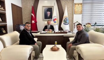 Some Carbon Enerji ve Karbon Teknolojileri A.Ş Kurucuları Doğan Çiçek ve Serhat Can Bayar, Çarşamba Ticaret ve Sanayi Odası Yönetim Kurulu Başkanı Ayhan Sonkaya’yı makamında ziyaret ettiler.